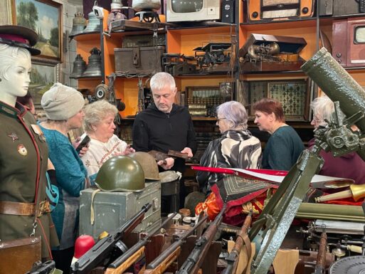 Участницы «Активного долголетия» в музее «Мир времени» Александра Кошукова