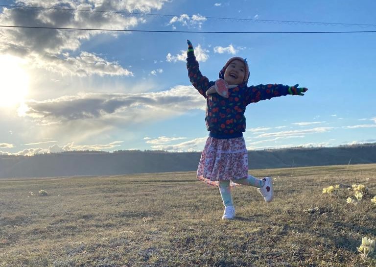 Живые традиции: Нежная история первых цветов и детских улыбок