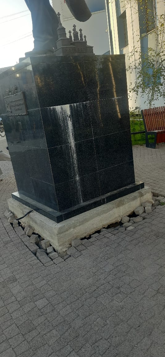 Тревожный сигнал: У памятника Тарасу Десяткину проваливается фундамент