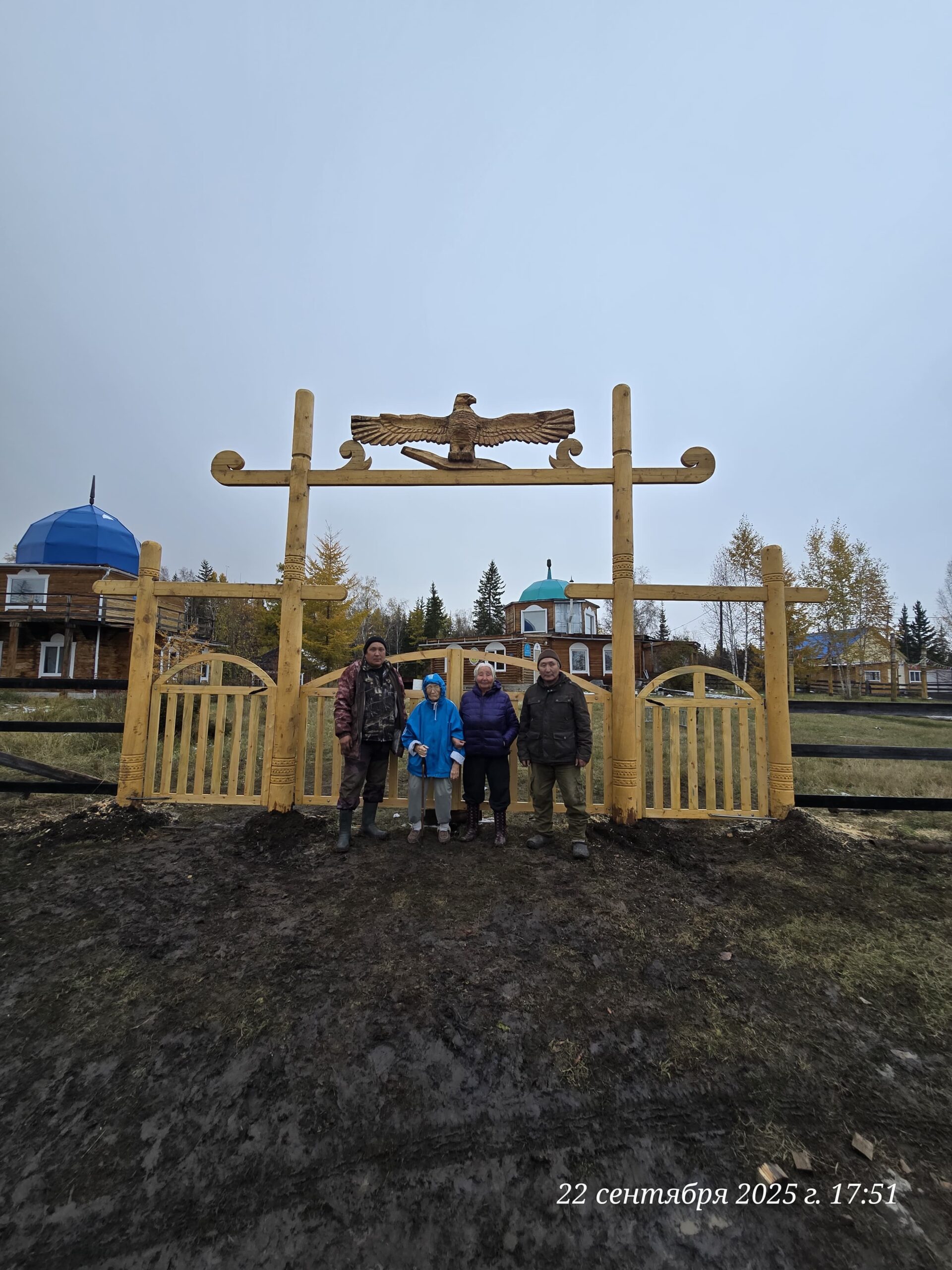 В Айыы Арчыта в Сунтаре обновили ворота с орлом