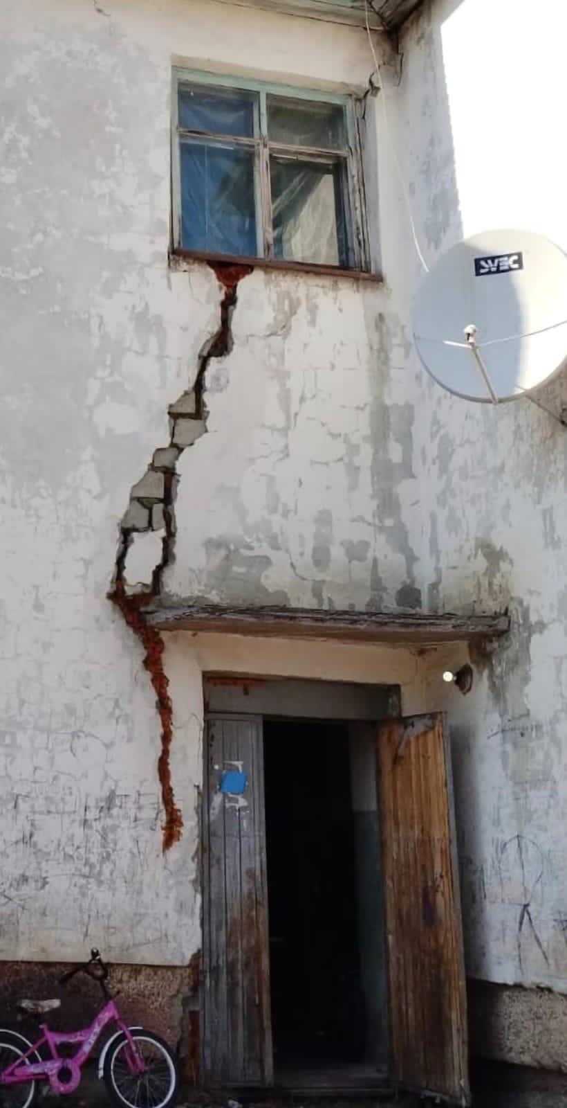 Многоквартирный жилой дом в Чульмане в любой момент может обрушиться вместе с людьми