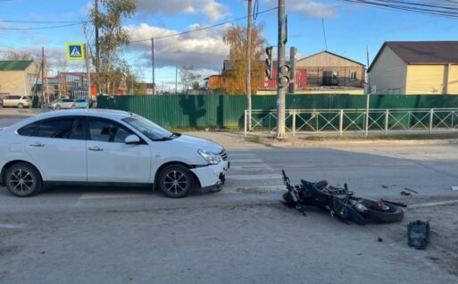 подросток на мотоцикле