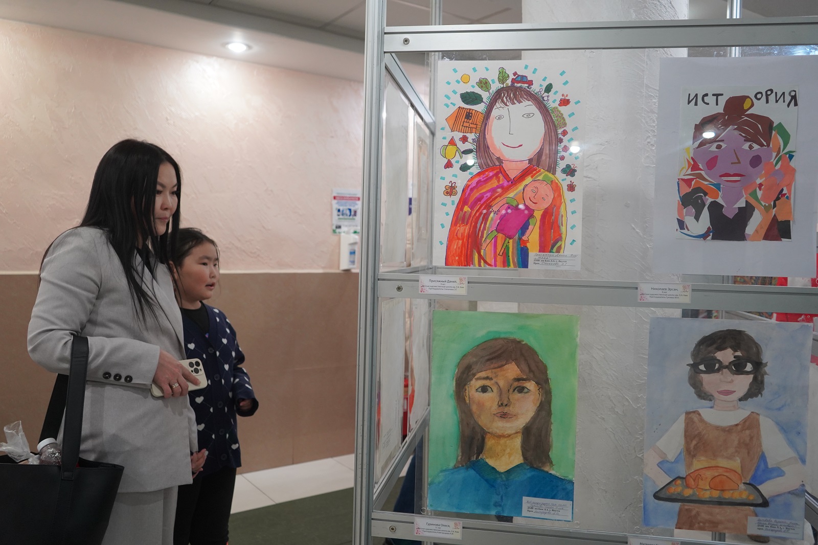 Трогательная выставка: Детские рисунки о самом дорогом человеке