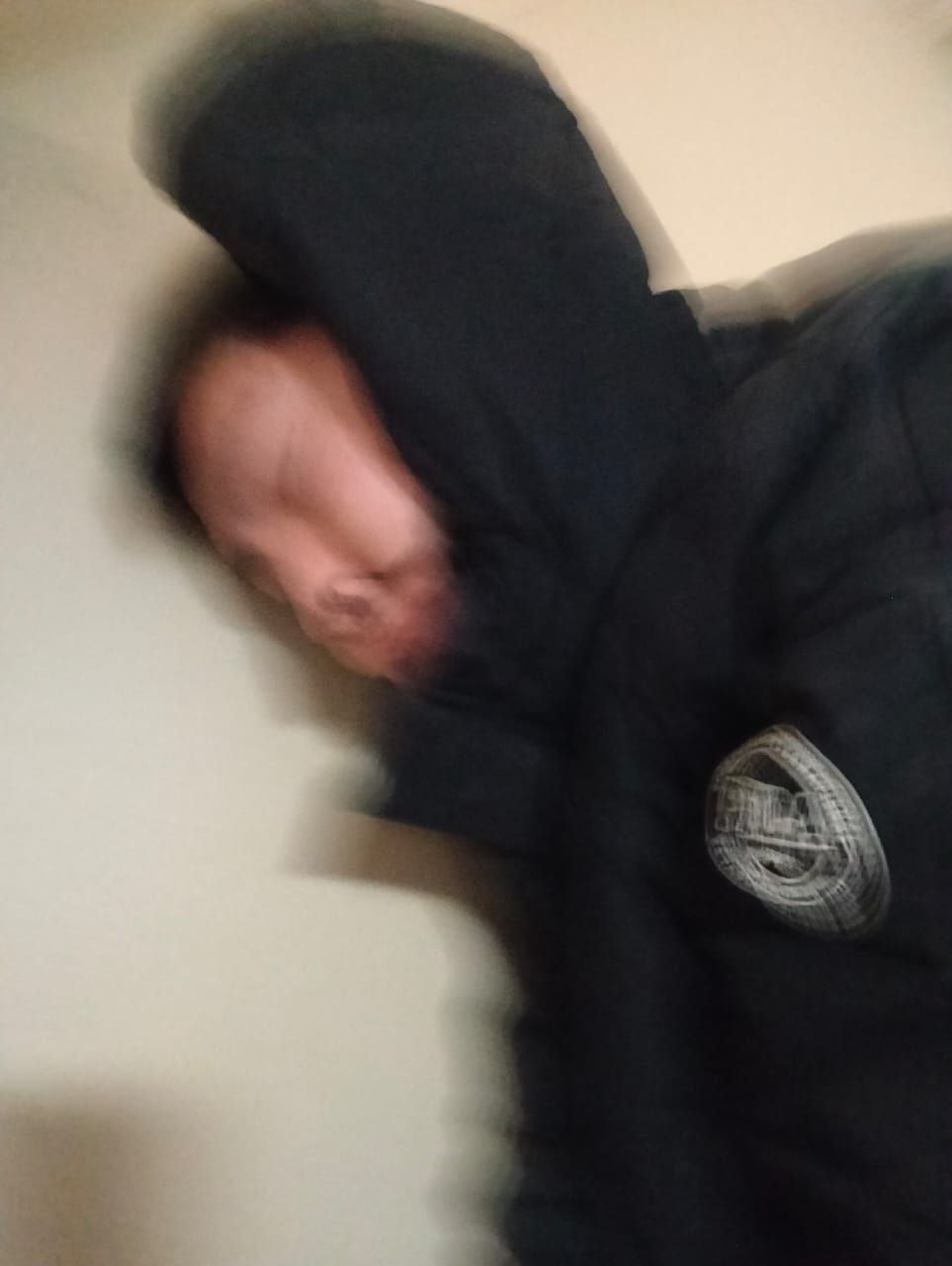 Утреннее открытие: жильцы нашли пьяного мужчину в подъезде!