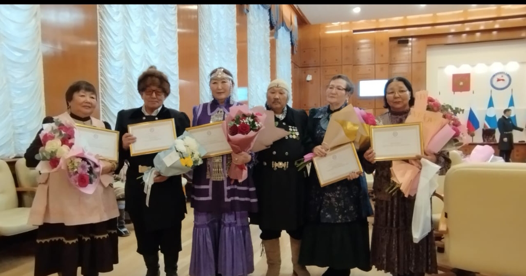 Сказители осуохая удостоились стипендии Ил Дархана