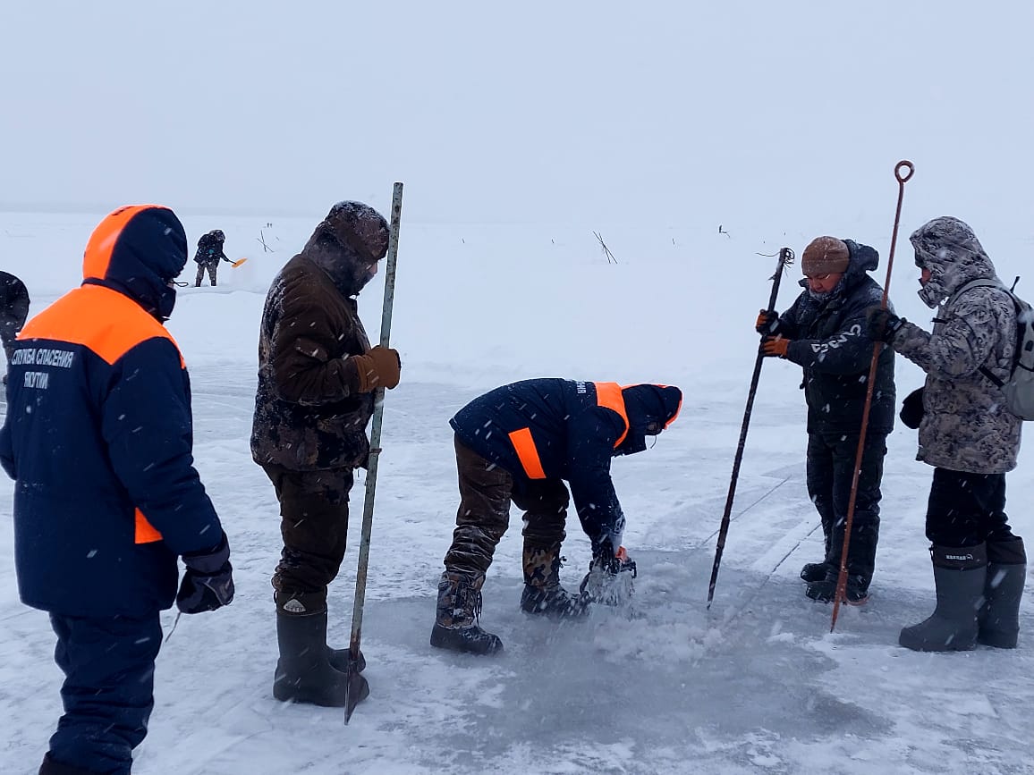 Спасатели помогли семьям участников СВО в заготовке льда 