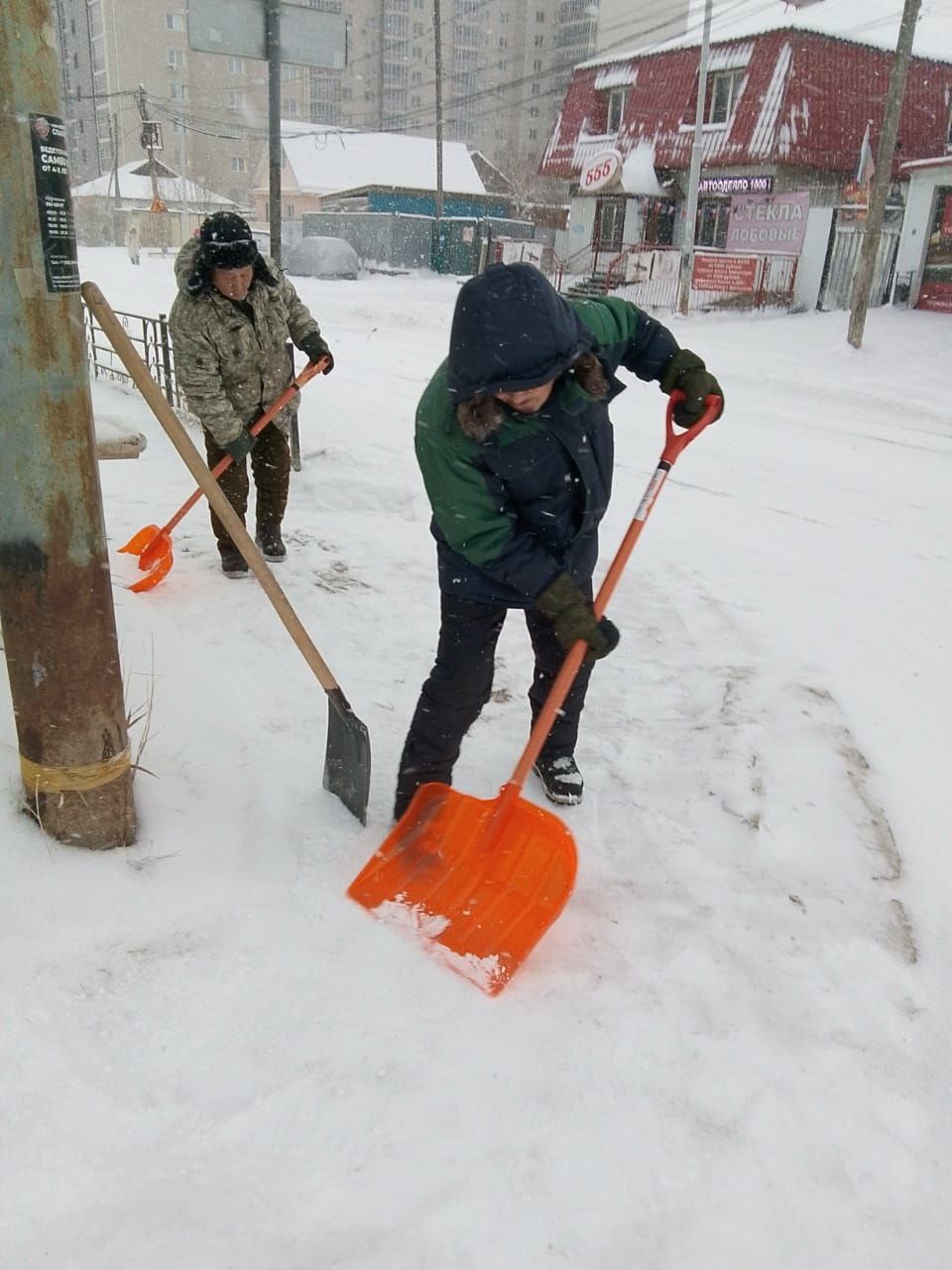 Люди труда: Снегопад добавил работы дворникам Якутска