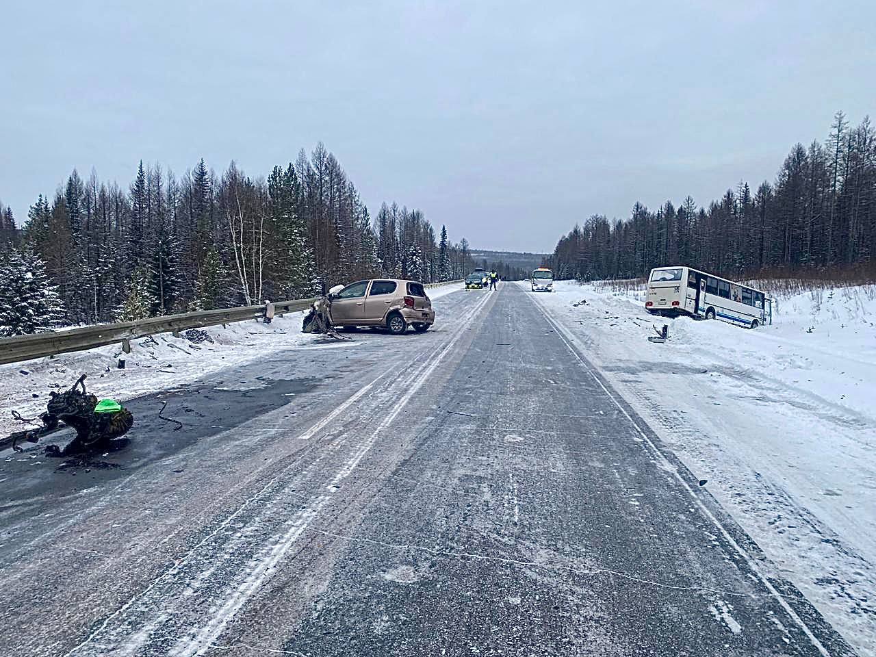 Серьезное ДТП: Лобовое столкновение автобуса и легковушки