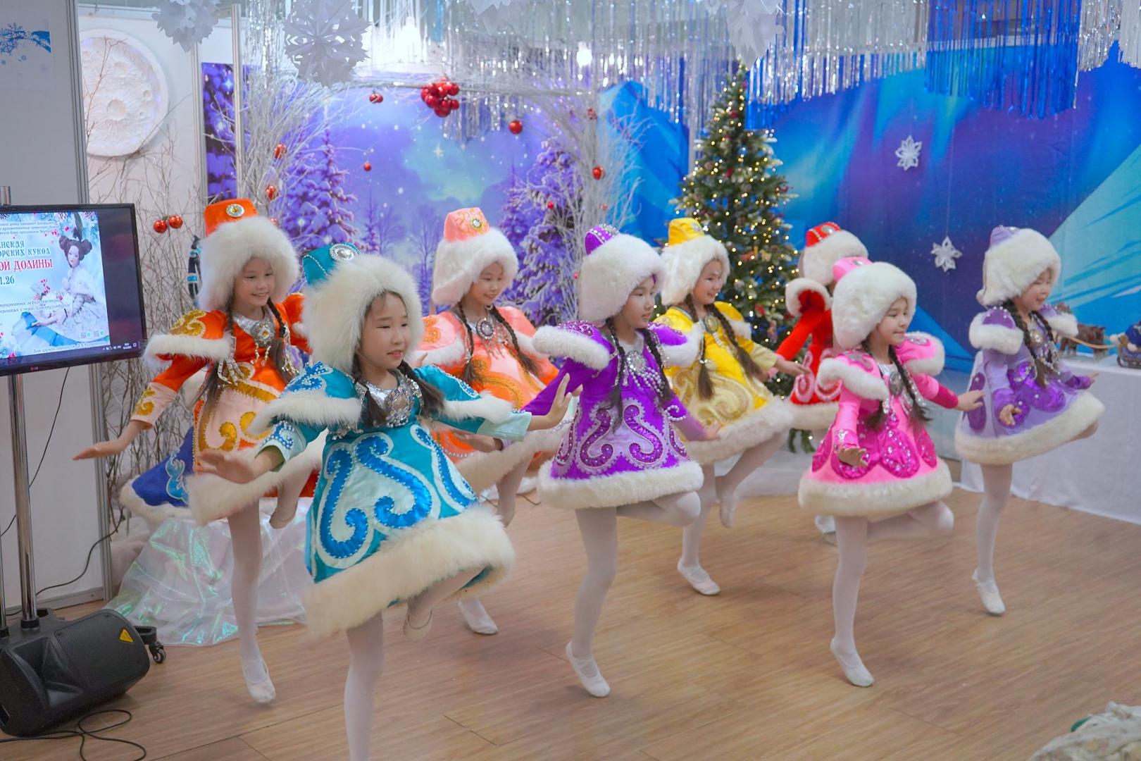 Куклы в костюмах героев! В Якутске стартовал «Бал снежной долины»