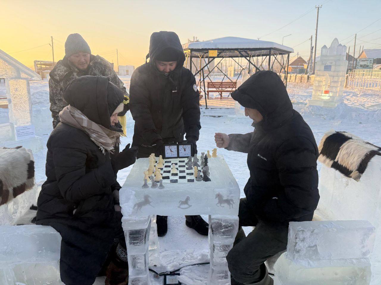 В якутском селе играют в шахматы в -45 за столом из льда!