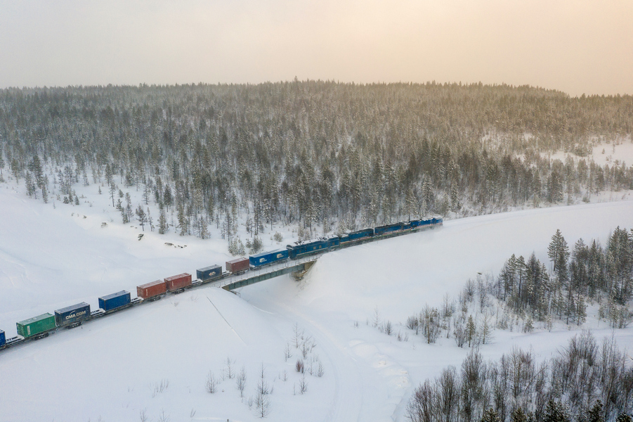 Первый контейнерный поезд зимнего сезона держит путь