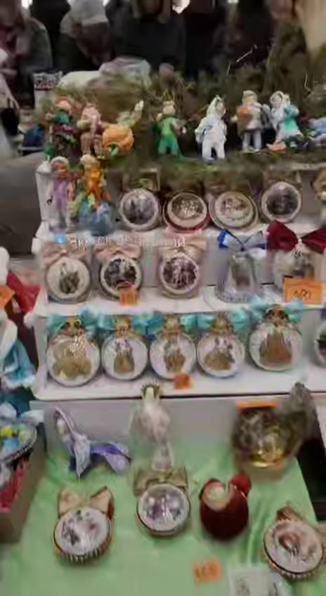 Ручная работа: как девочки создают волшебные елочные игрушки?