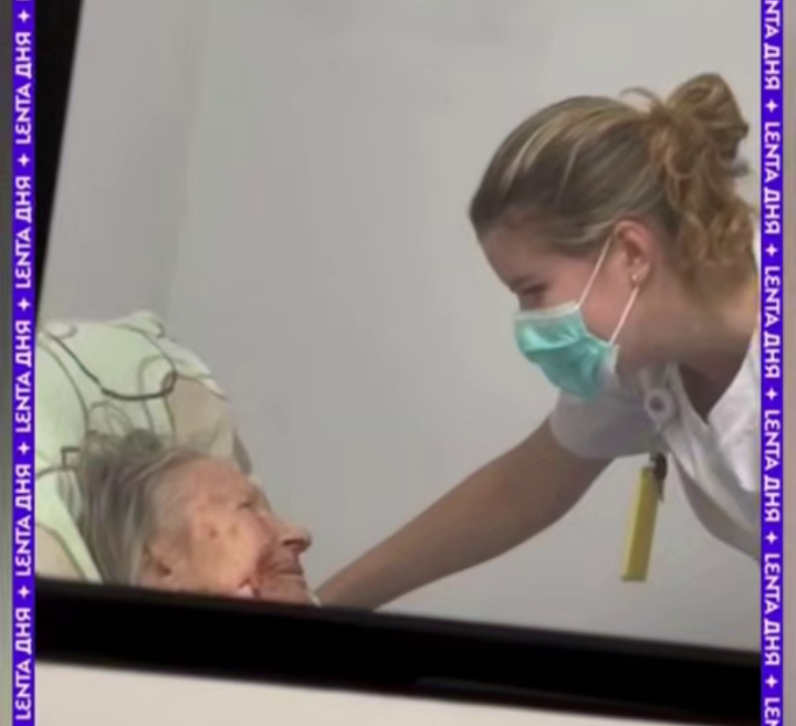 Трогательный момент: медсестра и бабушка, забывшие о страхе