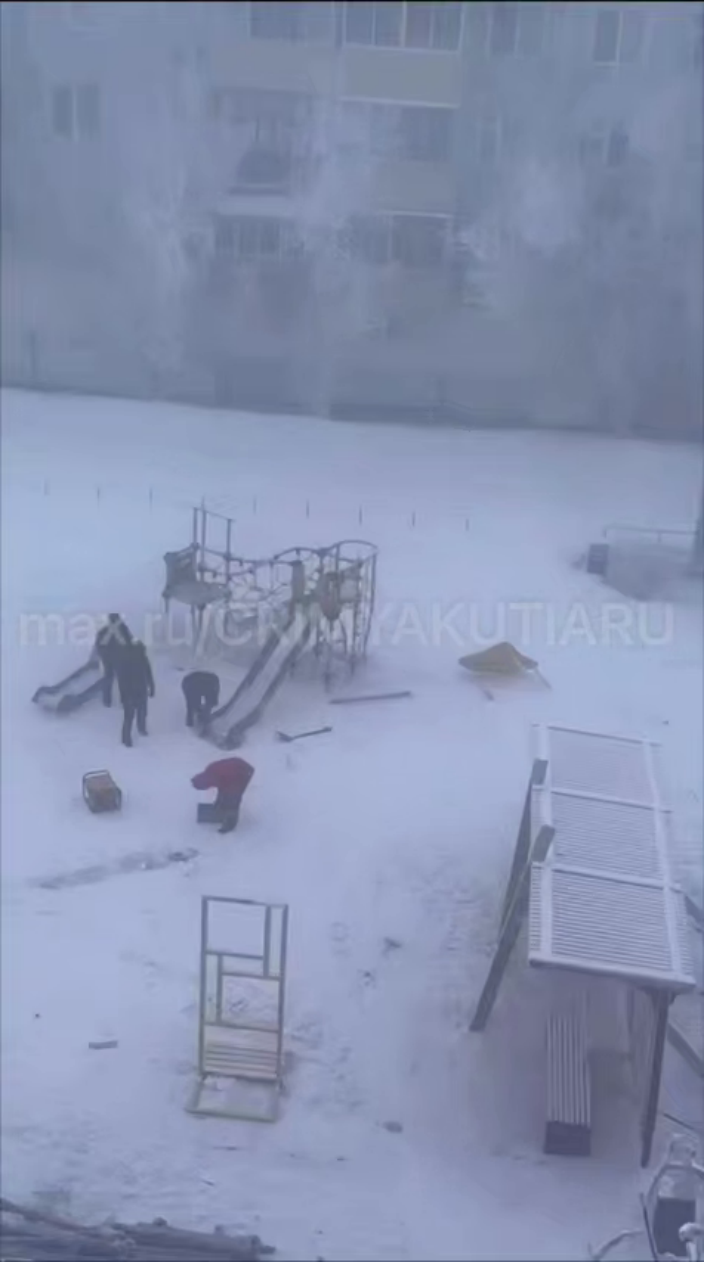 Установка детских площадок в -50°C: что ждет конструкции весной?