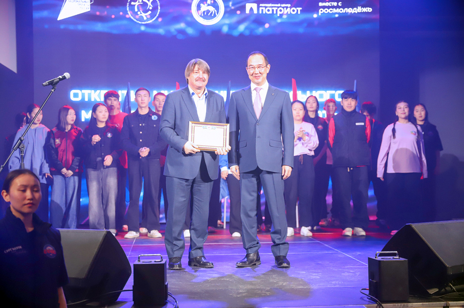 Глава республики наградил ЖДЯ за вклад в будущее