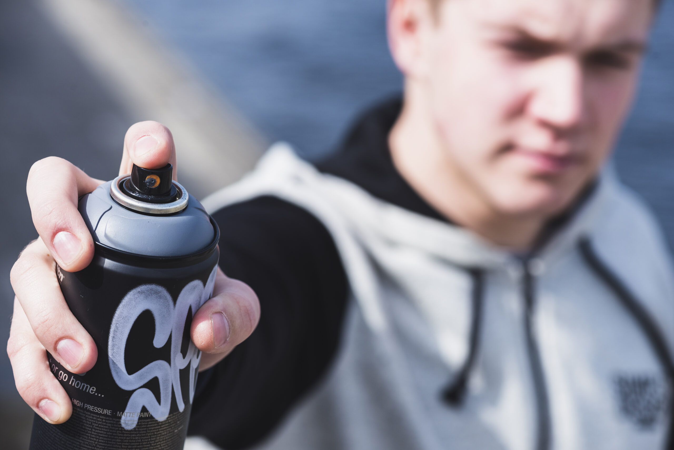 Неизвестный мужчина просто так напал на девушку с перцовкой