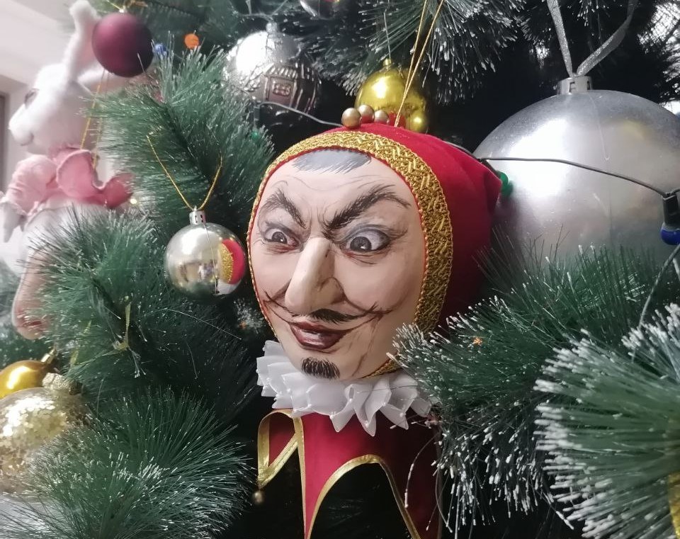 Где увидеть ёлку с почти живыми куклами ручной работы?