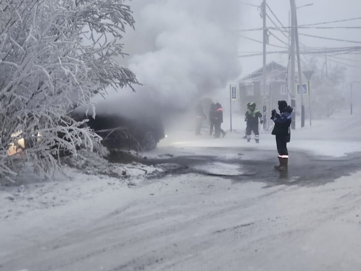 Иномарка врезалась в трубу теплоснабжения в Якутске