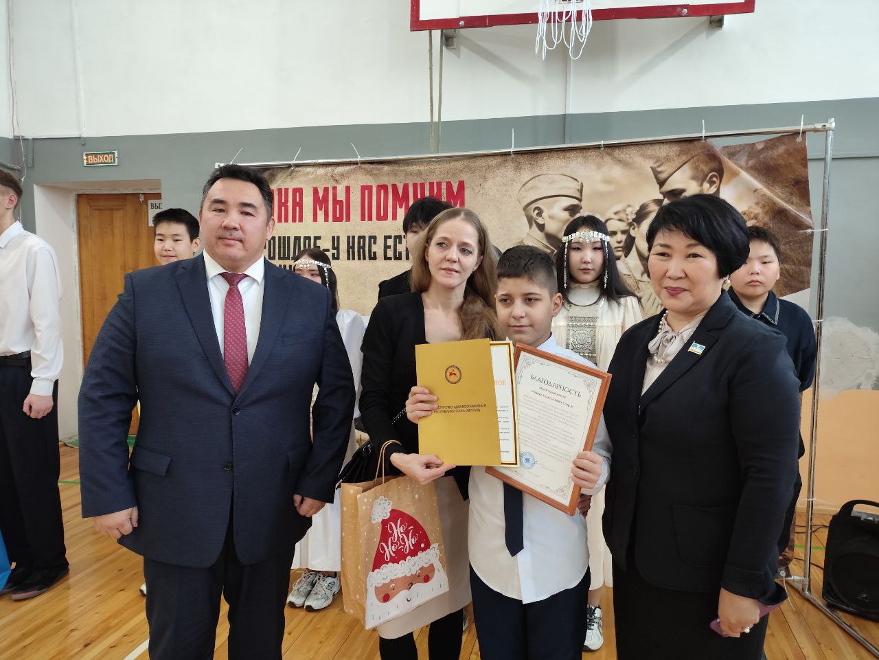 Министр здравоохранения наградил юного героя