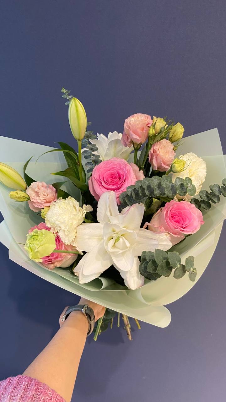 Сегодня день рождения депутата, примадонны и галериста