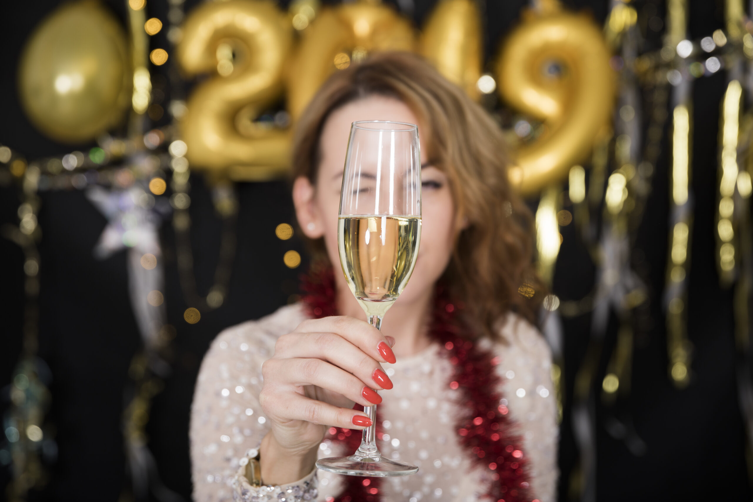 Опасно не шампанское, а что за ним последует: специалист Пироговского Университета — о реальных угрозах праздничного стола