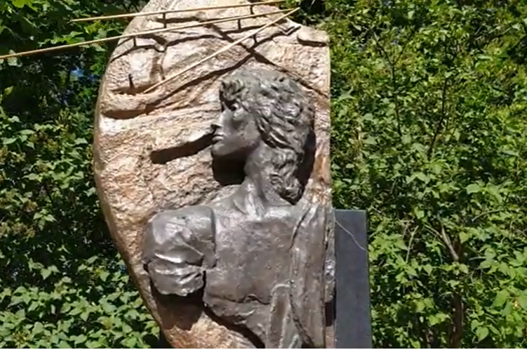 Паленый алкоголь и легенда: трагическая история у могилы Виктора Цоя