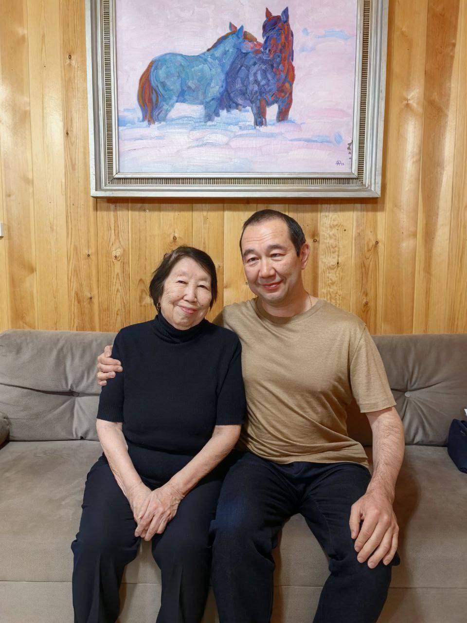 Фотофакт: Айсен Николаев навестил маму на родине