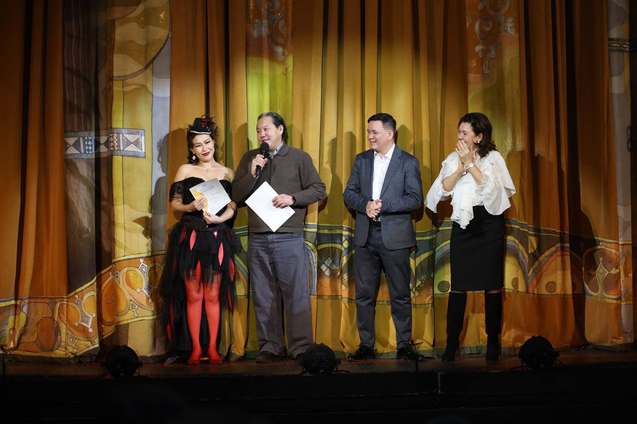 Влечет к себе волшебный мир кулис