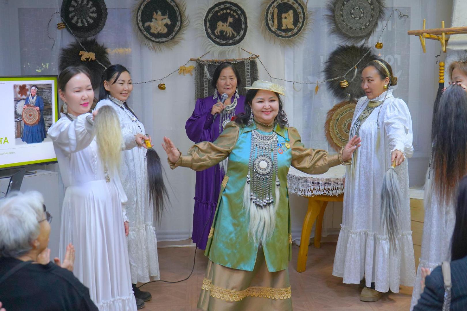 Тонкость работы, сложность орнаментов: Открылась уникальная выставка