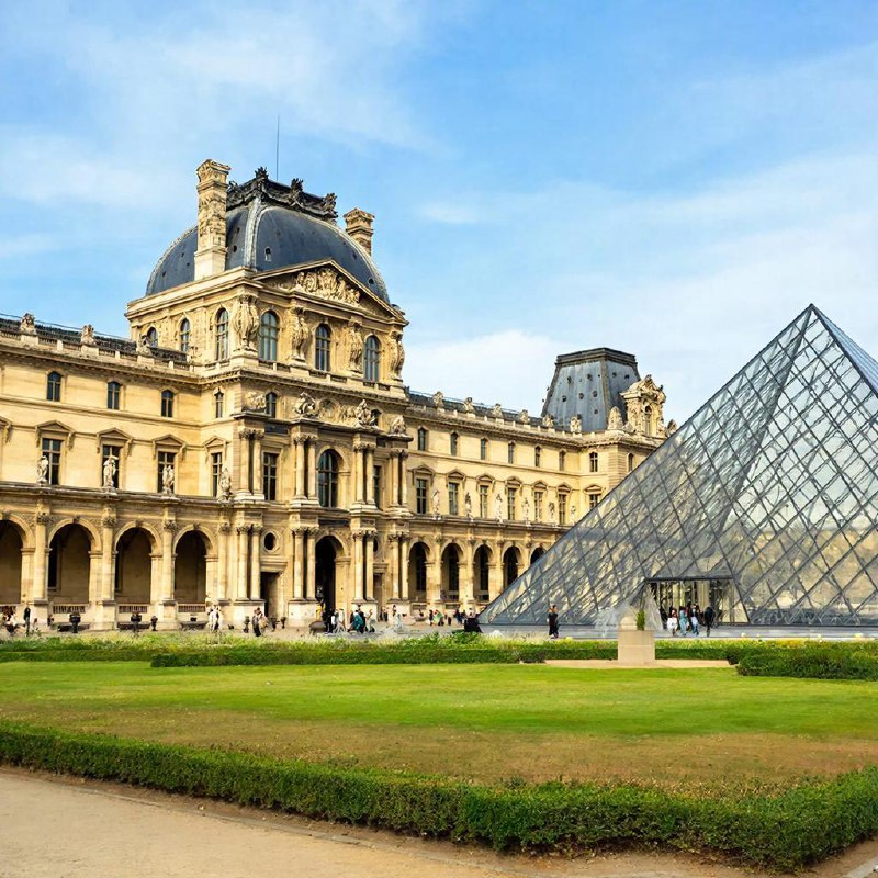 Директор Лувра подала в отставку