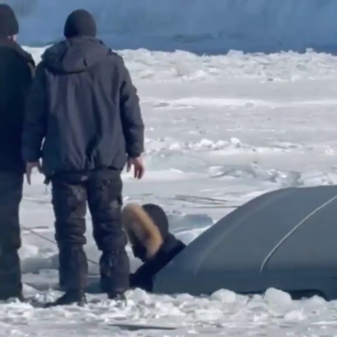 Знал переправы, но лёд не простил: опытный водитель из Малого Хужира погиб с туристами