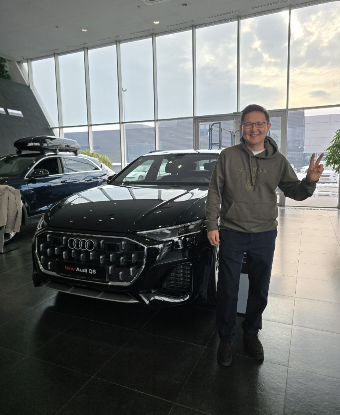 Арсен Томский: От имени всех казахстанцев дарю Audi Q8 отцу олимпийского чемпиона!