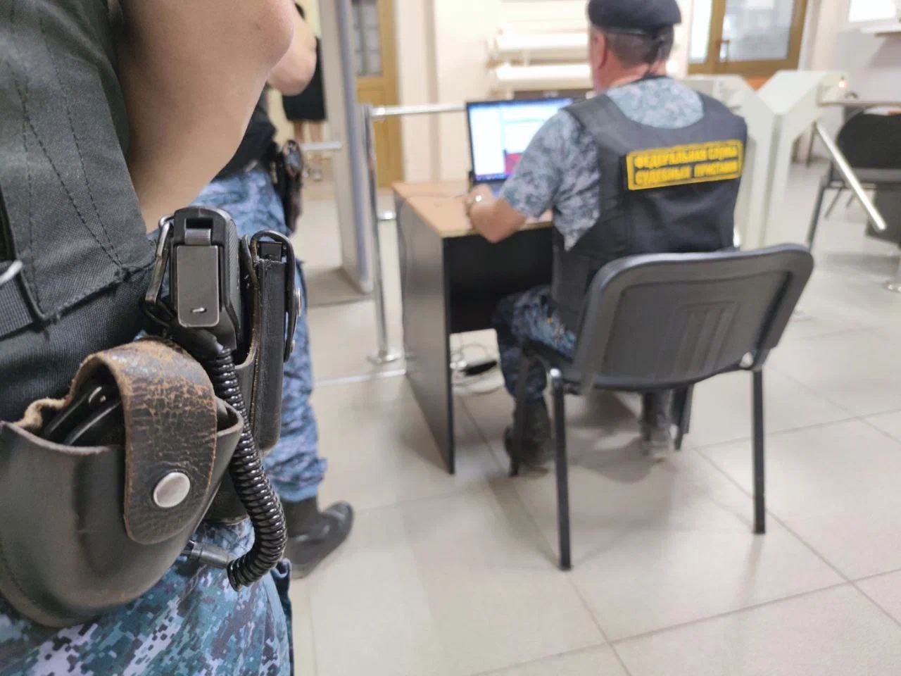 Электрошокеры, боеприпасы, оружие пытались пронести в суды Якутии