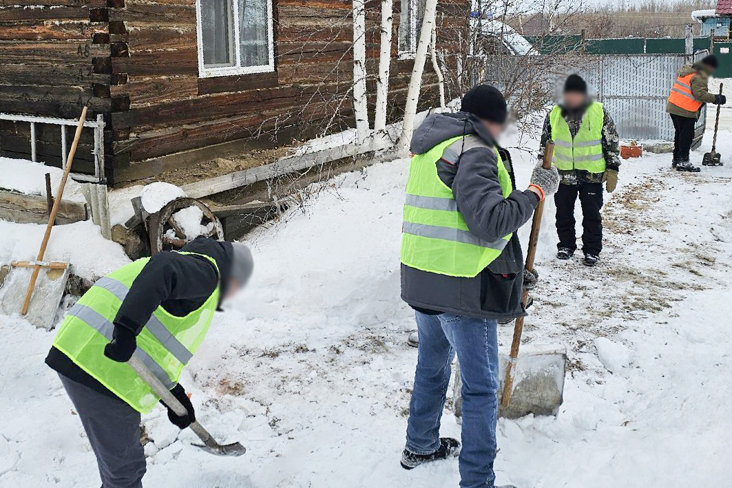 Осужденные очистили от снега дворы ветеранов ВОВ и СВО