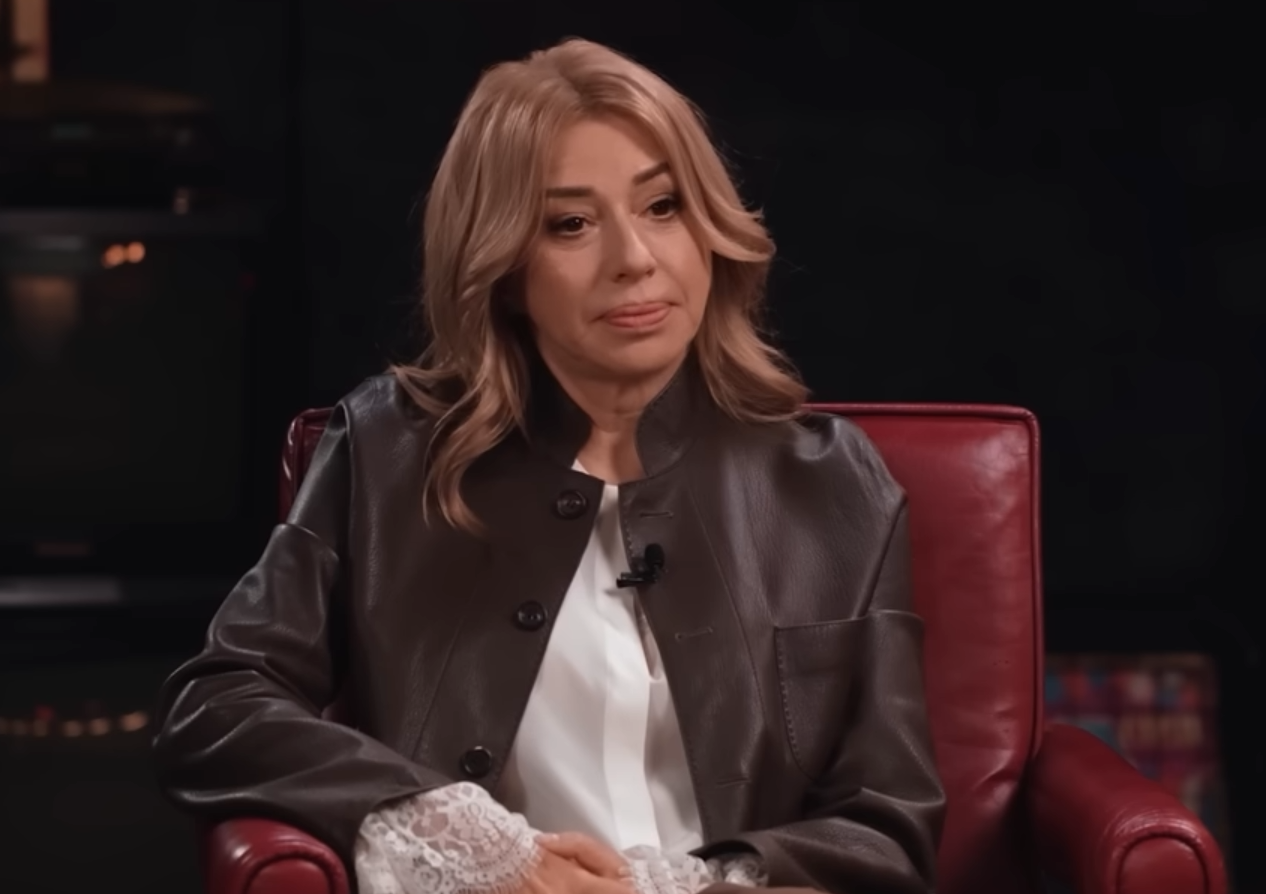 Звезда 90-х Алена Апина показала свою фигуру в полупрозрачном платье