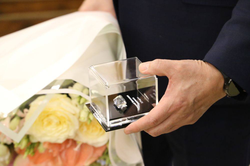 Якутскому политику подарили реплику алмаза, названного в его честь