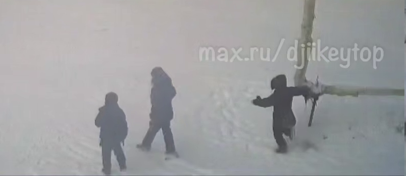 Дети несколько дней подряд заливают двор в Якутске