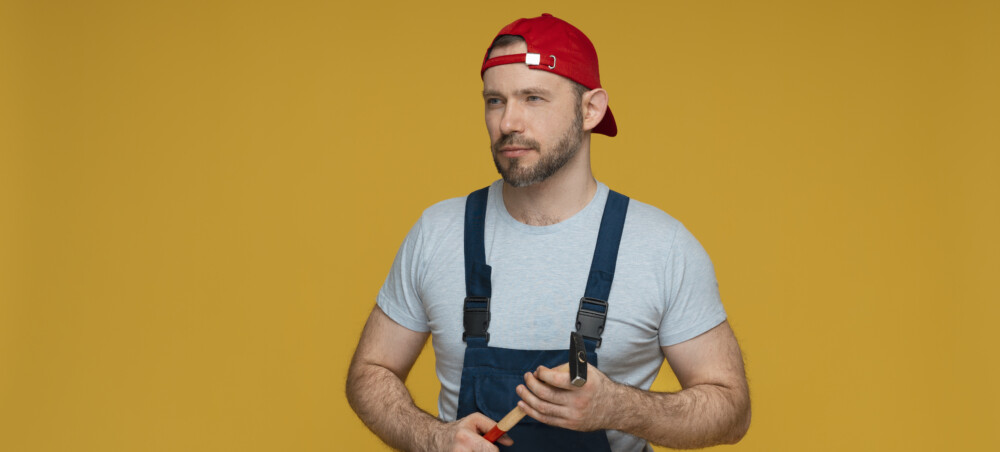 Ставни не понадобились: работяга пришёл чинить окна, а ушёл в эскорт.