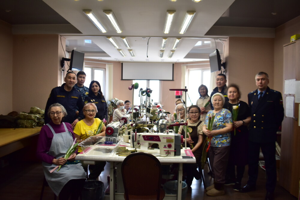 Судприставы поздравили обитательниц пансионата для пожилых и волонтеров