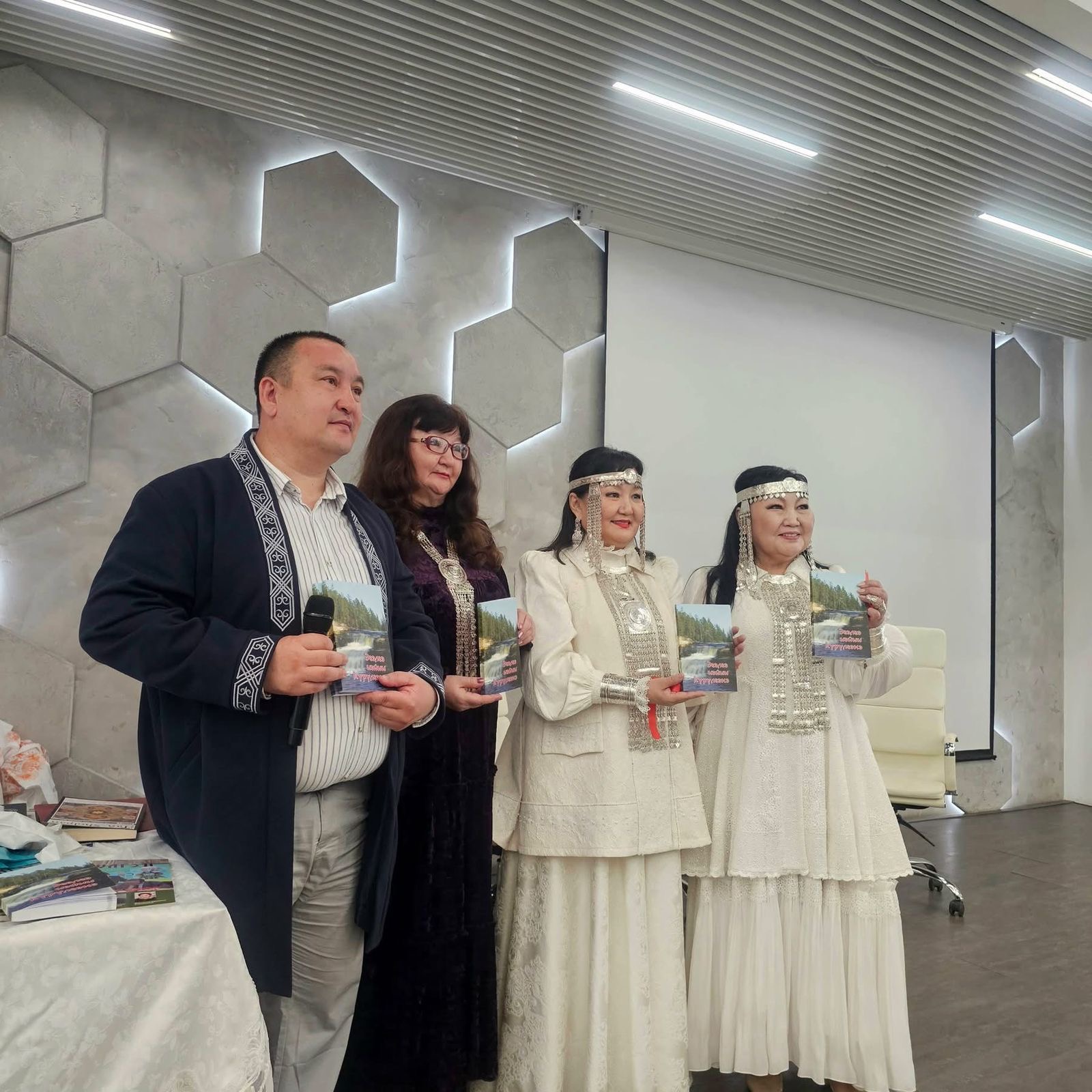 Тылбаас – омуктар икки ардыларыгар өйдөhүү көмүс далаhата