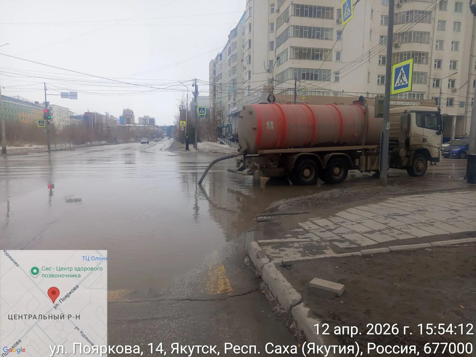 Продолжается откачка талой воды с улично-дорожной сети