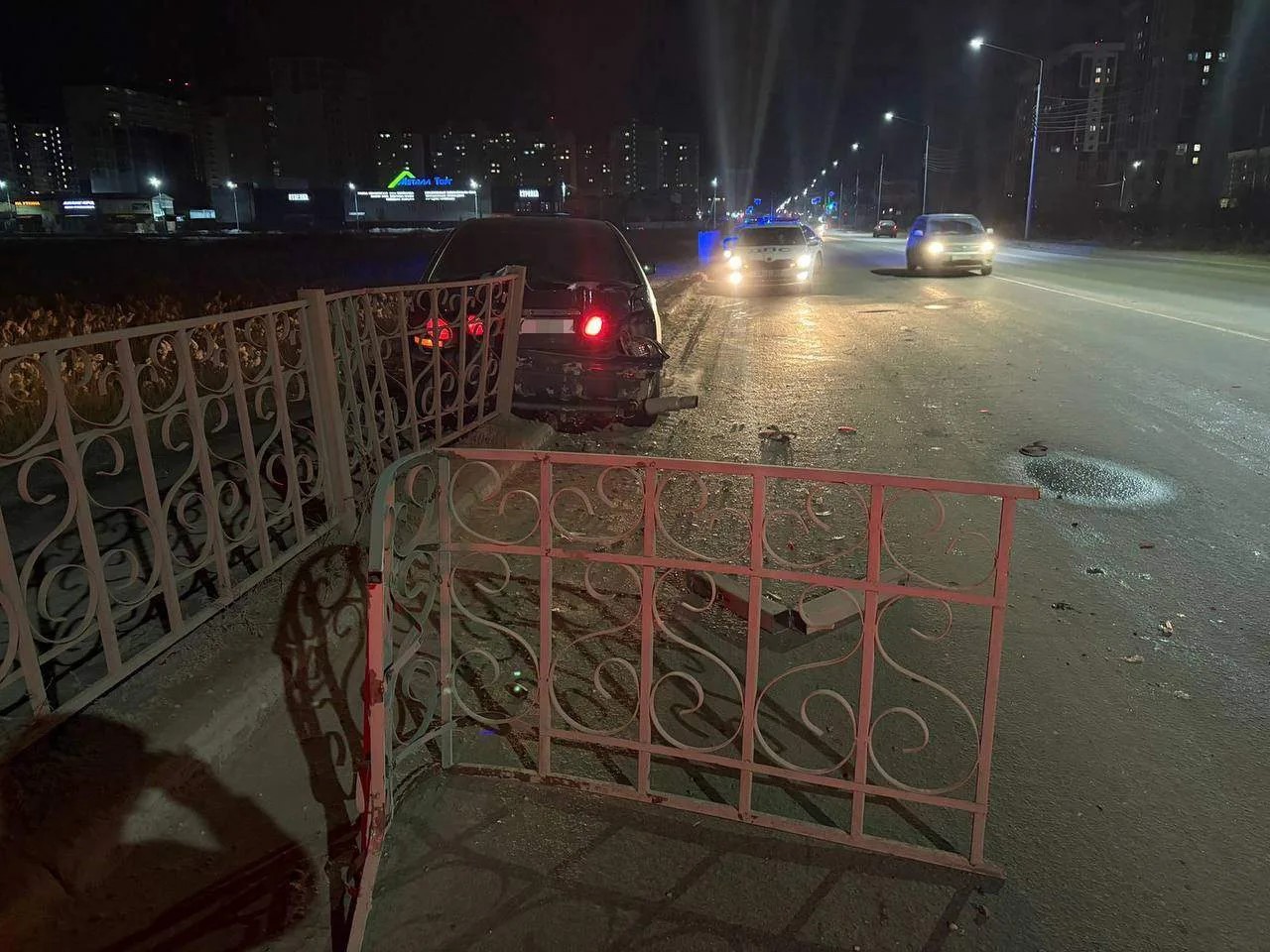 Снёс ограждение и сбил пешеходов