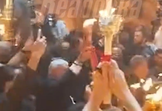 Сошел Благодатный огонь: его сразу доставили из Иерусалима в Москву