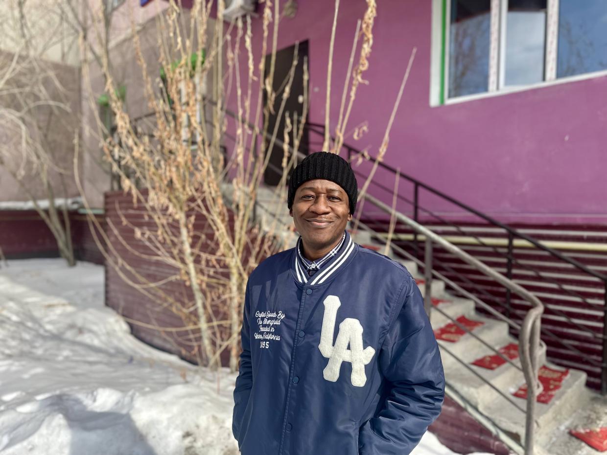 Сэмуэль из Нигерии: Многослойность зимней одежды стала для меня целой наукой