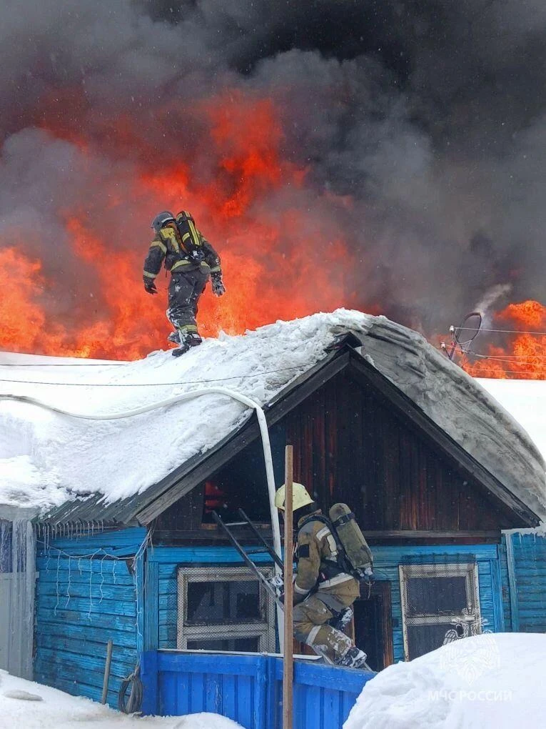 Крупный пожар произошел в многоквартирном доме