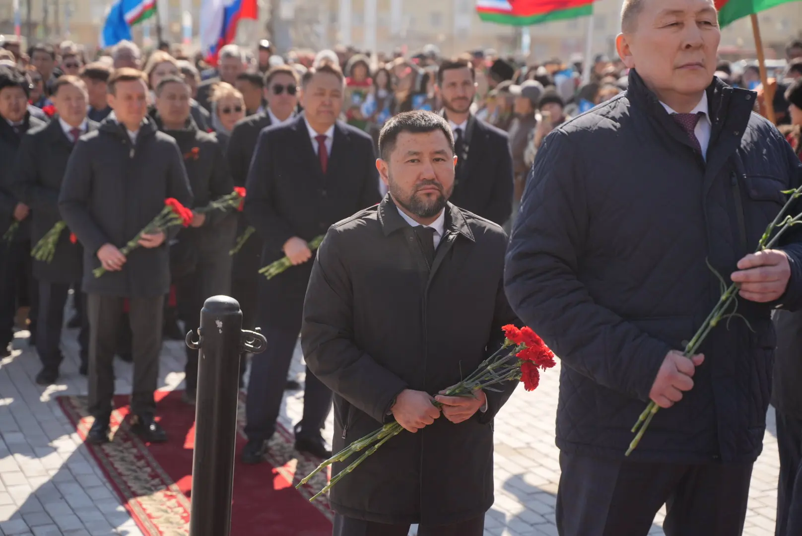Возложили цветы к памятнику Платона Ойунского