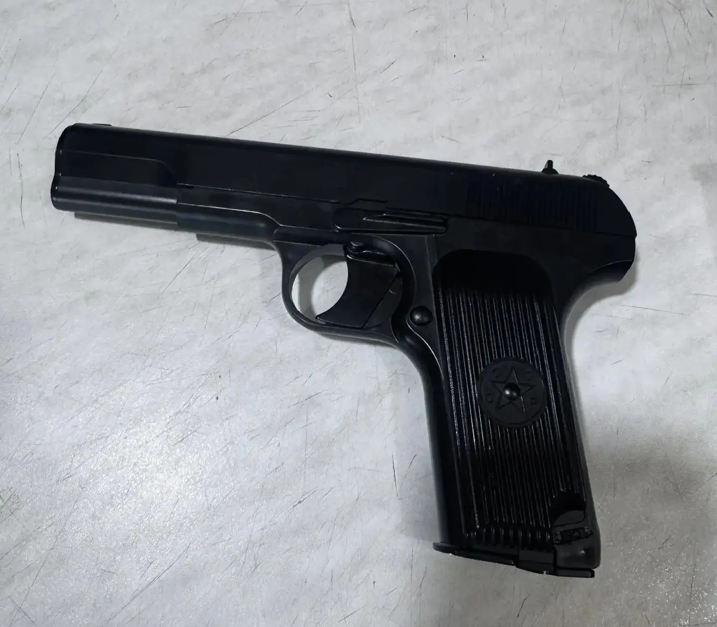 О времена, о нравы: За шоколадкой с пистолетом