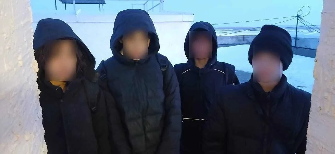 Спасатели вызволили подростков с крыши многоэтажки