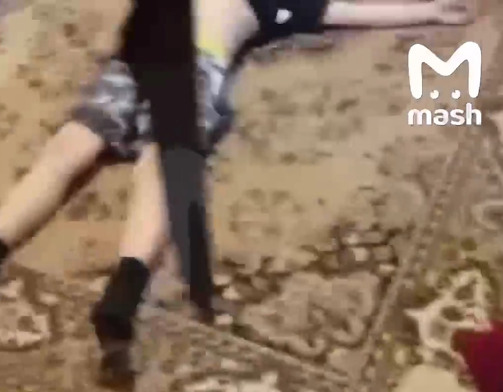 Отец года: за что мужчина кидает ножи в своих детей