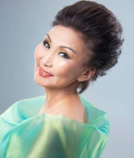 Оперная певица вышила… собственный портрет